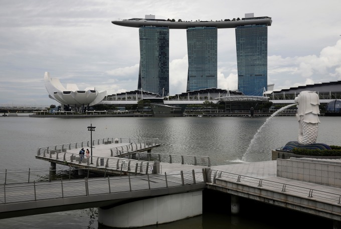 Bên ngoài Merlion Park (Singapore) tháng 8/2021. Ảnh: Reuters